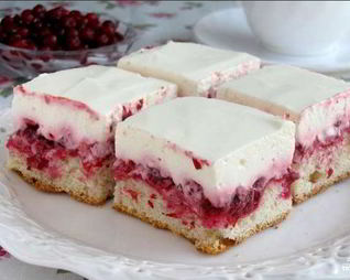 Брусничный пирог со сметаной