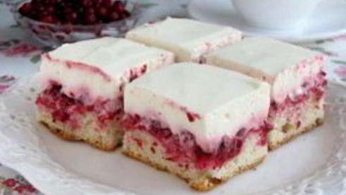 брусничный пирог со сметаной