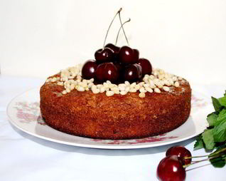 Черешневый пирог с кедровыми орехами