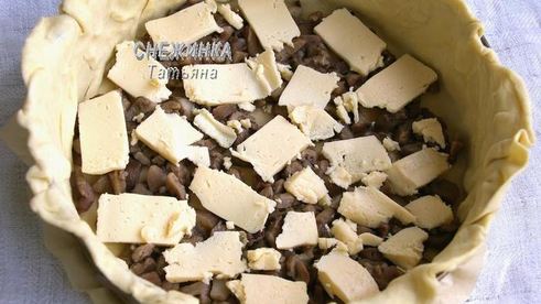 дважды грибной пирог на слоеном тесте