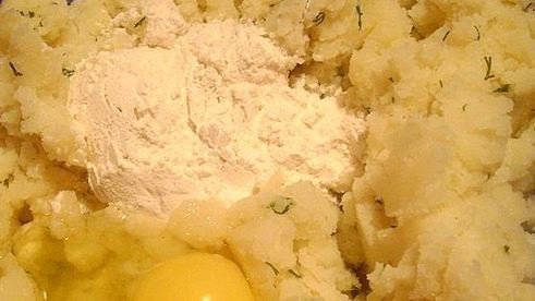 киш с грибами, печенью и картофелем