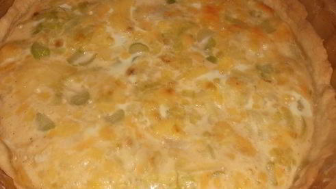 киш с сыром и луком-пореем