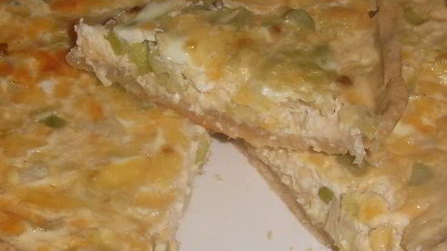 киш с сыром и луком-пореем