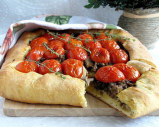 Открытый пирог с бараниной, грибами и помидорами