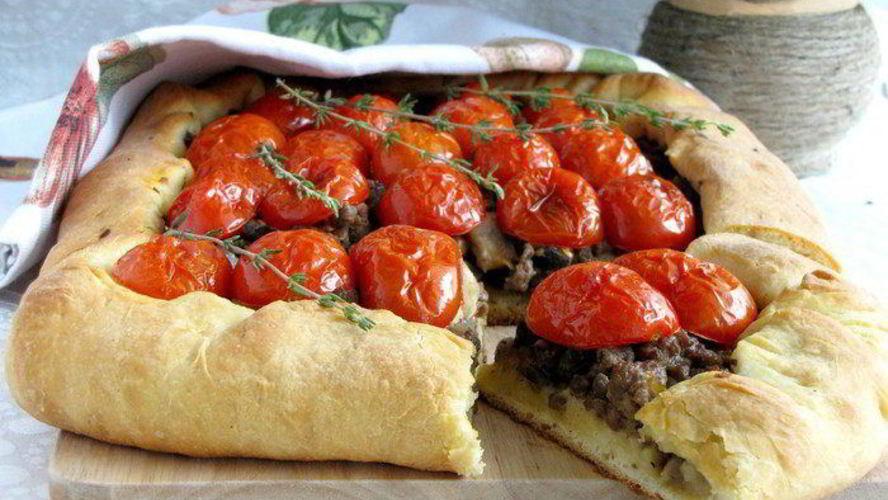 Рецепт открытого пирога с бараниной, грибами и помидорами