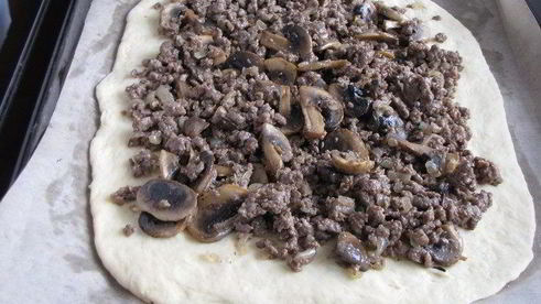 открытый пирог с бараниной, грибами и помидорами