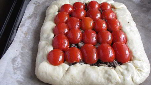 открытый пирог с бараниной, грибами и помидорами