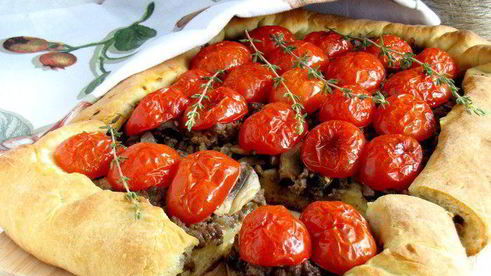 открытый пирог с бараниной, грибами и помидорами