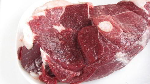 открытый пирог с бараниной, грибами и помидорами