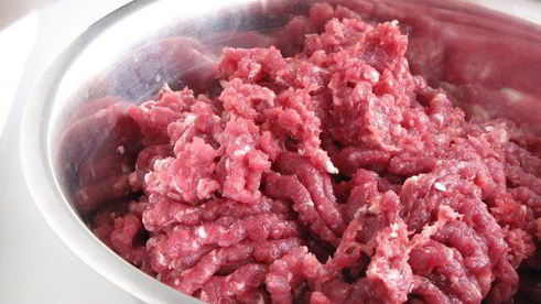 открытый пирог с бараниной, грибами и помидорами