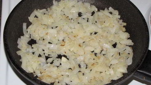 открытый пирог с бараниной, грибами и помидорами