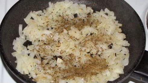 открытый пирог с бараниной, грибами и помидорами