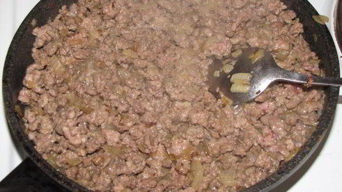 открытый пирог с бараниной, грибами и помидорами