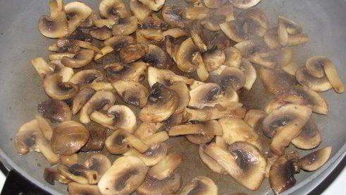 открытый пирог с бараниной, грибами и помидорами