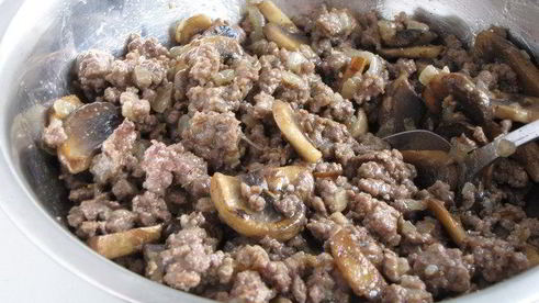 открытый пирог с бараниной, грибами и помидорами