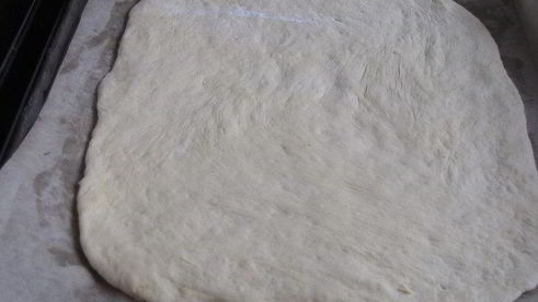 открытый пирог с бараниной, грибами и помидорами