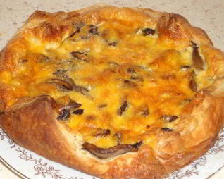 Открытый пирог с курицей и грибами