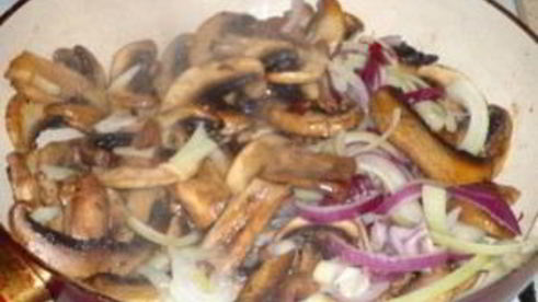 открытый пирог с курицей и грибами