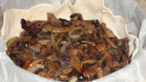 открытый пирог с курицей и грибами