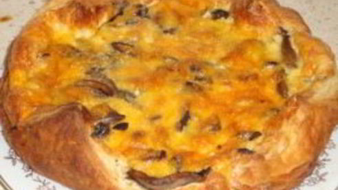 открытый пирог с курицей и грибами