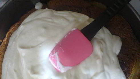 персиковый пирог под сливочным кремом