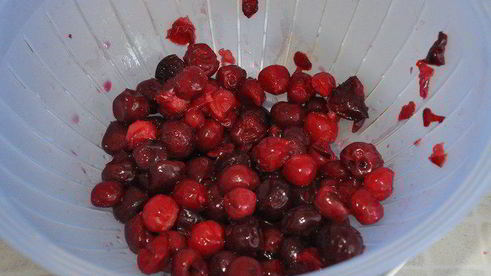 пирог на ореховом тесте с вишневыми слоеными рулетиками