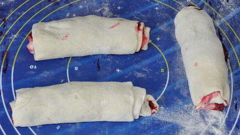 пирог на ореховом тесте с вишневыми слоеными рулетиками