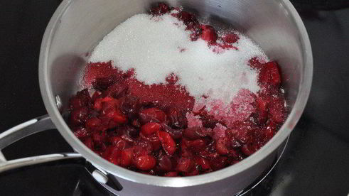 пирог на ореховом тесте с вишневыми слоеными рулетиками