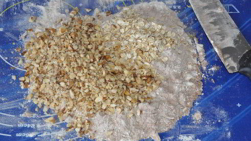 пирог на ореховом тесте с вишневыми слоеными рулетиками