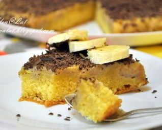 Пирог с бананами и сливочно-карамельным соусом и шоколадом