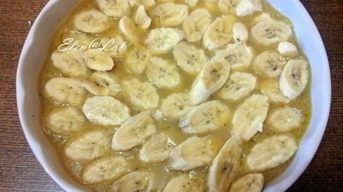 пирог с бананами и сливочно-карамельным соусом и шоколадом