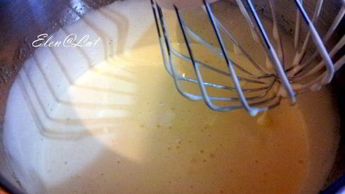 пирог с бананами и сливочно-карамельным соусом и шоколадом