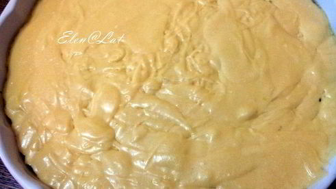 пирог с бананами и сливочно-карамельным соусом и шоколадом