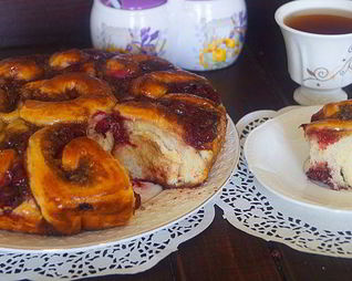 Пирог с вишней и шоколадным кремом под сахарным сиропом