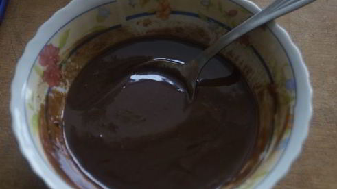 пирог с вишней и шоколадным кремом под сахарным сиропом