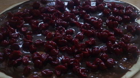 пирог с вишней и шоколадным кремом под сахарным сиропом