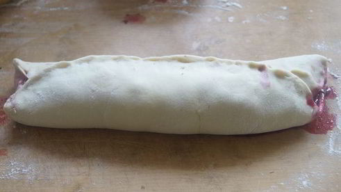 пирог с вишней и шоколадным кремом под сахарным сиропом