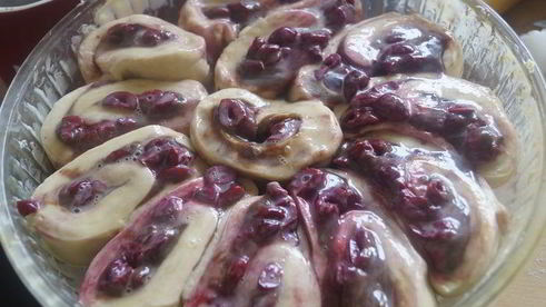 пирог с вишней и шоколадным кремом под сахарным сиропом