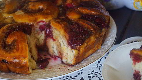 пирог с вишней и шоколадным кремом под сахарным сиропом