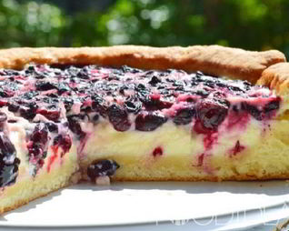 Пирог с жимолостью