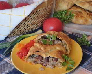 Пироги с мясом, капустой и фасолью