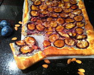 Сливовый пирог с маковой начинкой