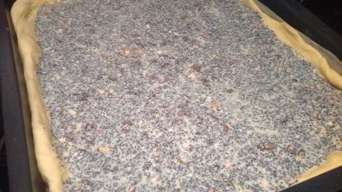 сливовый пирог с маковой начинкой