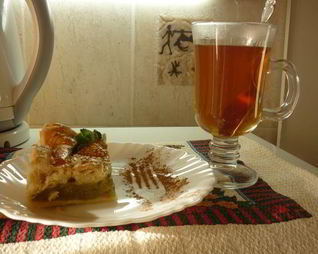 Слоеный пирог с ревенем и тмином