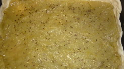 слоеный пирог с ревенем и тмином