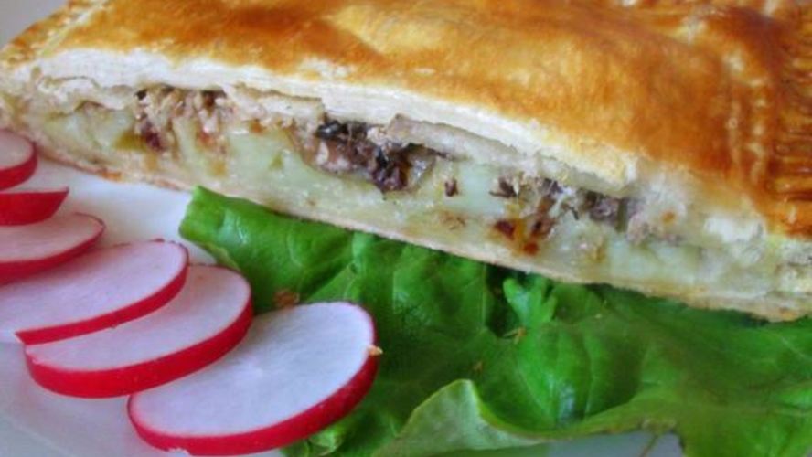 Рецепт слоеного пирога с рыбной консервой