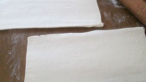 слоеный пирог с рыбной консервой