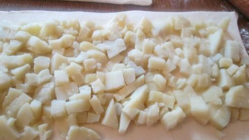 слоеный пирог с рыбной консервой