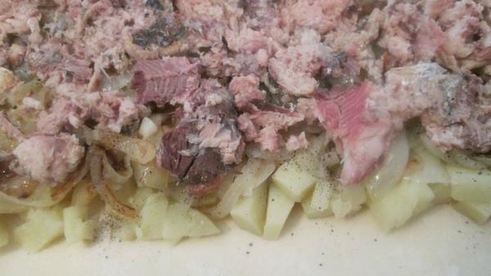 слоеный пирог с рыбной консервой