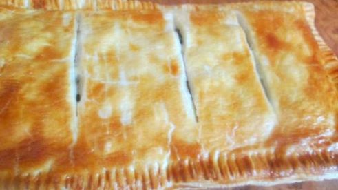 слоеный пирог с рыбной консервой